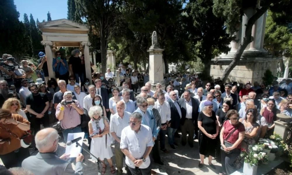 Πλήθος κόσμου στο ανοιχτό μνημόσυνο για τον Μανώλη Γλέζο